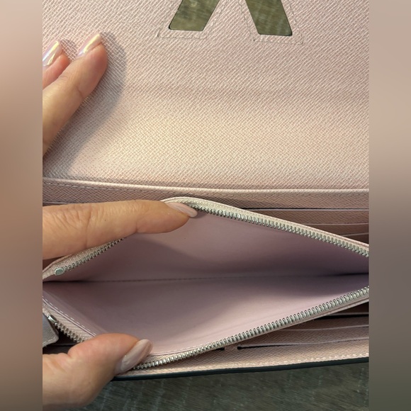 🩷✨SOLD✨🩷Louis Vuitton Pink Epi Twist Lock Long Wallst - Picture 6 of 9